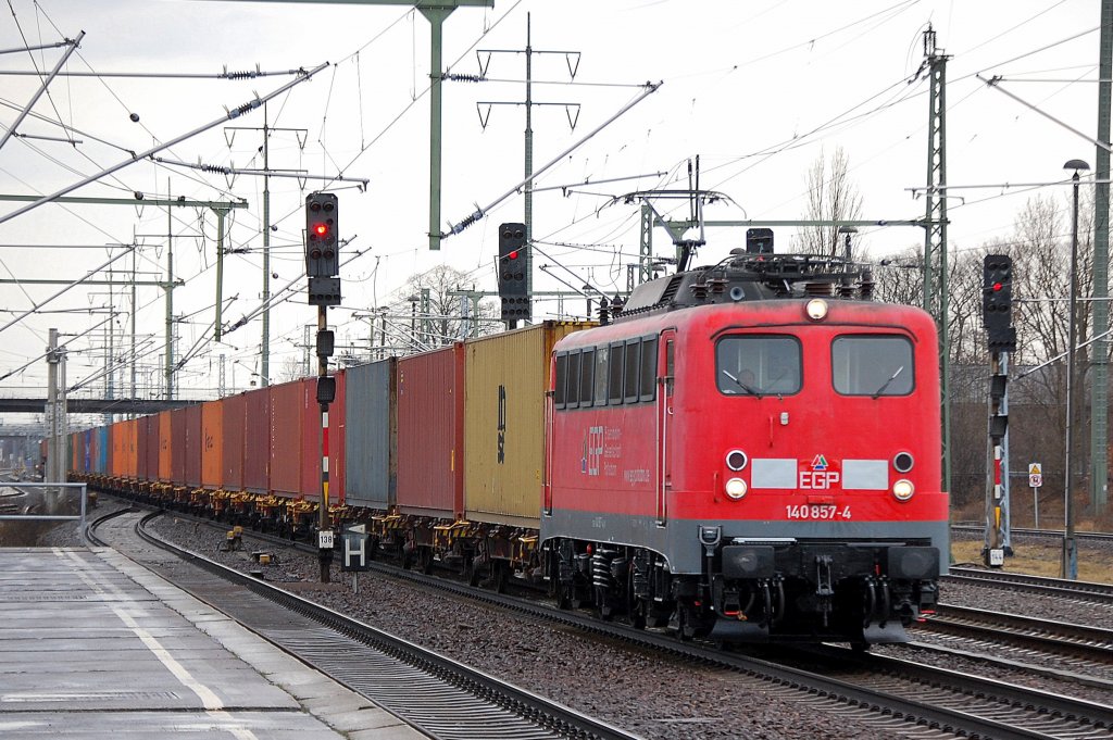Nun also auch die Potsdamer EGP mit einer ex DB-Einheitslok. EGP 140 857-4 (91 80 6140 857-4 D-EGP) mit Containerzugleistung am 29.12.11 Bhf. Flughafen Berlin-Sch�nefeld. 