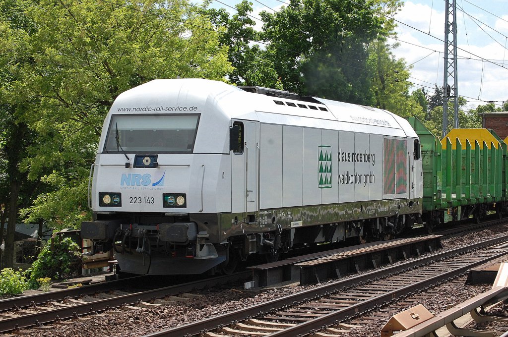 Nun endlich auch mir vor die Linse gekommen, die sehr sch�ne ER 20 von NRS, die 223 143 (92 80 1223 143-9 D-SG, Siemens Bj.2010) mit Leerzug Holzrungenwagen Richtung Bernau 23.05.13 Berlin-Karow.