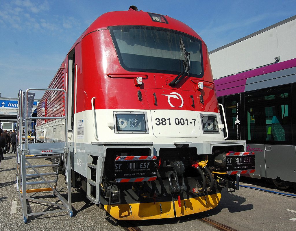Nun hat die tschechische Skoda auch f�r den slowakischen Nachbarn im Auftrag der ZSSK ihre Mehrsystemlok vom Typ 109E   Messerschmitt  gebaut die dort als 381 001-7 gef�hrt wird, 18.09.12 Inno Trans Berlin.