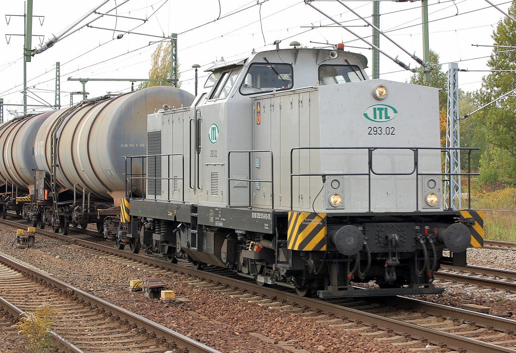 Nun leider auch in dem grauem Einheitslook von ITL, die einstige gr�ne 293.02 (92 80 1293 513-8 D-ITL) mit Kesselwagenganzzug bei der Durchfahrt im Bhf. Berlin-Sch�nefeld Flughafen, 06.10.10 