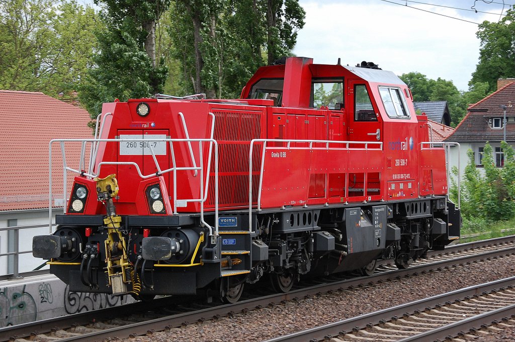 Nun sehe ich endlich auch mal eine auf freier Strecke, eine northrail Voth Gravita 10 BB, es ist die 206 508-7 (92 80 1261 008-7 D-NTS, Voith Bj.2010) Richtung Bernau am 21.05.13 Berlin-Karow.