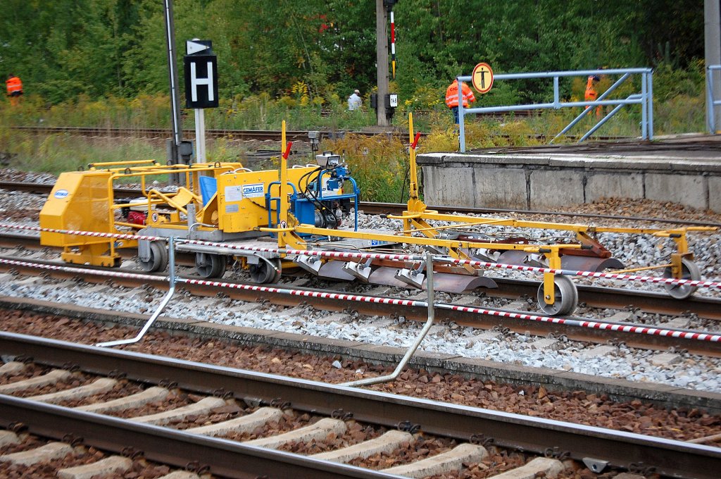 Nur bedingt deuten kann ich diese Gleisbaumaschine vom Hersteller CEMAFER, ich denke eine Art Schleifmaschine um frisch gelegte Gleise noch mal von Schmutz und durch die Schwei�arbeiten bedingte Unebenheiten zu befreien, aber vielleicht t�usche ich mich auch, 30.09.10 Bhf. Flughafen Berlin-Sch�nefeld.   
