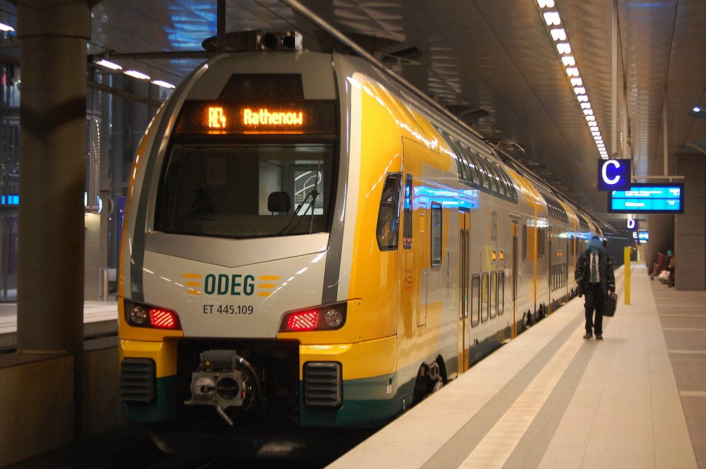 ODEG-KISS ET 445.109 als RE4 nach Rathenow im Berlin Hbf.(tief) am 15.01.13