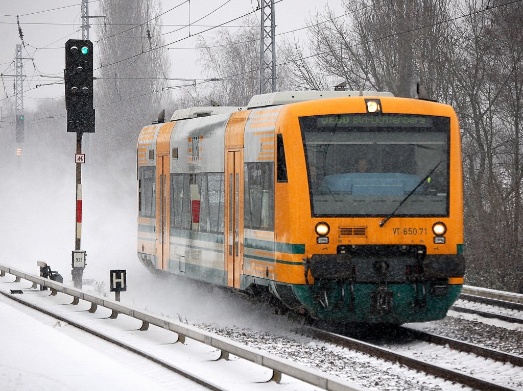 ODEG Linie OE60 Richtung Berlin-Lichtenberg mit VT 650.71 (95 80 0650 071-3 D-ODEG, Bj.2004), 08.12.10 Berlin-Karow bei m��igem Schneefall.
