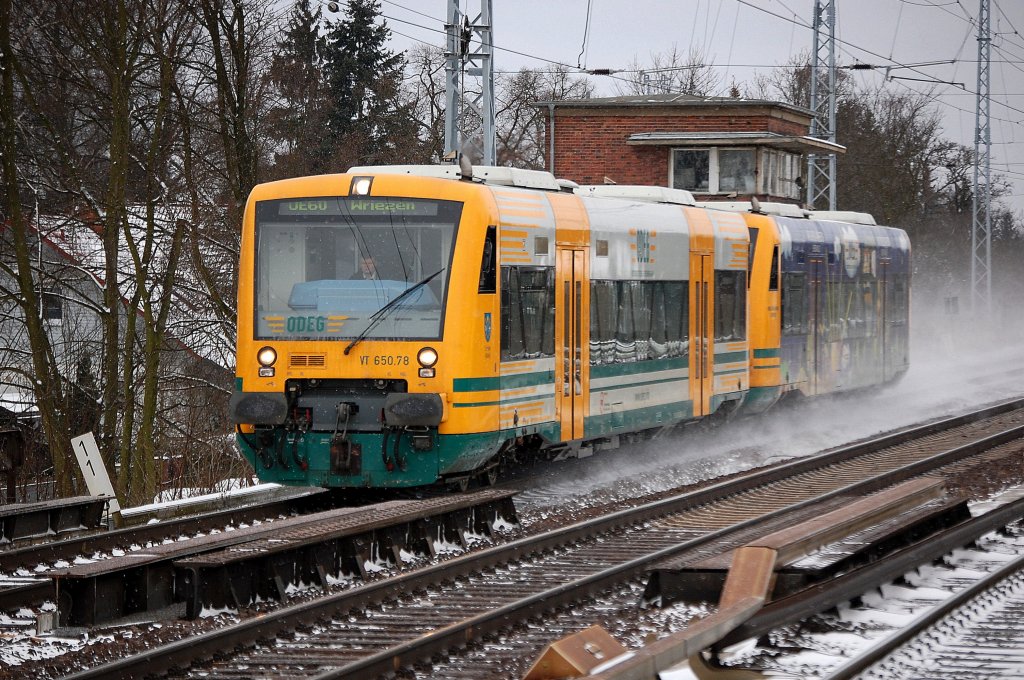 ODEG OE60 nach Wriezen mit VT 650.78  Seelow (Mark)  (95 80 0650 08-8 D-ODEG) + VT 650.65  Wald-Solar-Heim-Express  (95 80 650 065-5 D-ODEG) Richtung Bernau, 21.01.13 Berlin-Karow.