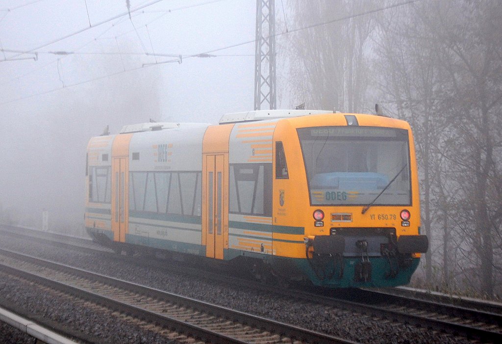 ODEG RegoSprinter VT 650.79  Erholungsort Wendisch Rietz  (95 80 0650 079-6 D-ODEG) als OE60 Richtung Frankfurt (Oder) in dichtem Nebel am 23.11.11 Berlin-Karow.