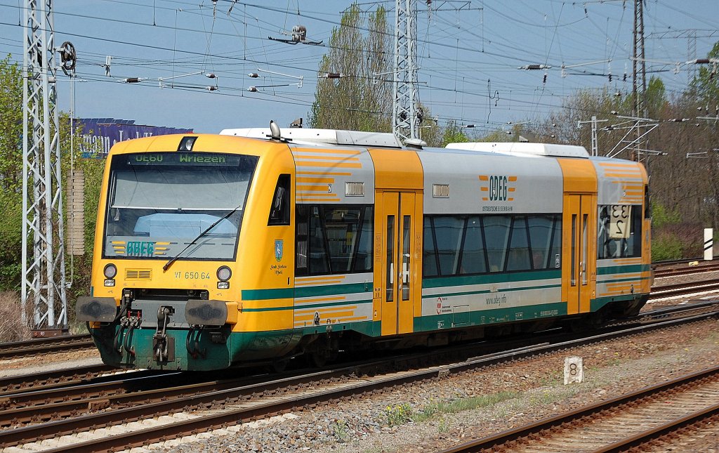 ODEG VT 650.64  Stadt Storkow(Mark)  (95 80 0650 064-8 D-ODEG, Stadler Bj.2004) als OE60 Richtung Wriezen, 27 04.12 Berlin-Springpfuhl.
