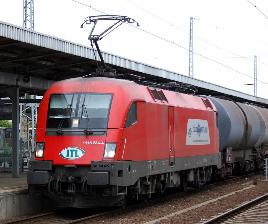 �BB Leasingtaurus f�r ITL 1116 234-4 (Siemens Bj.2004) am 05.10.08 mit Kesselwagenzug im Bhf. Flughafen Berlin-Sch�nefeld.