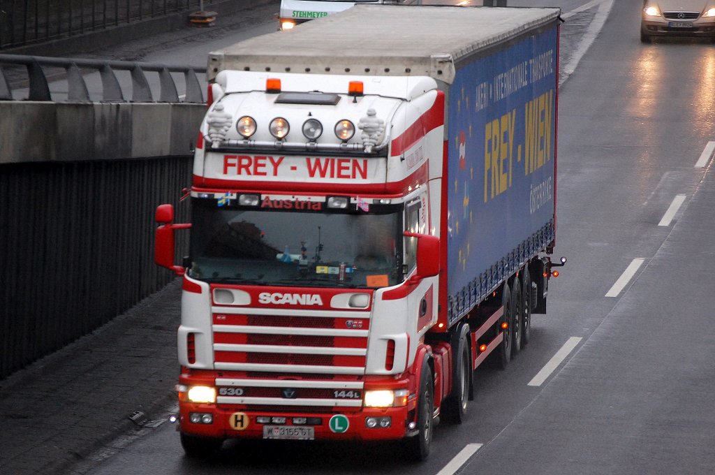 �sterreichischer Sattelzug mit SCANIA 144L/530 PS Zugmaschine der Fa. FREY - WIEN, 13.01.11 Berliner Stadtautobahn H�he Knobelsdorffstr.
