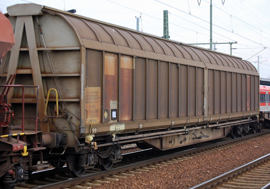 �sterreichischer Schiebewandwagen eingestellt mit der Nr. 31 RIV 81 A-�BB 274 1 040-1 Habbiins am 16.02.11 Bhf. Flughafen Berlin-Sch�nefeld. 