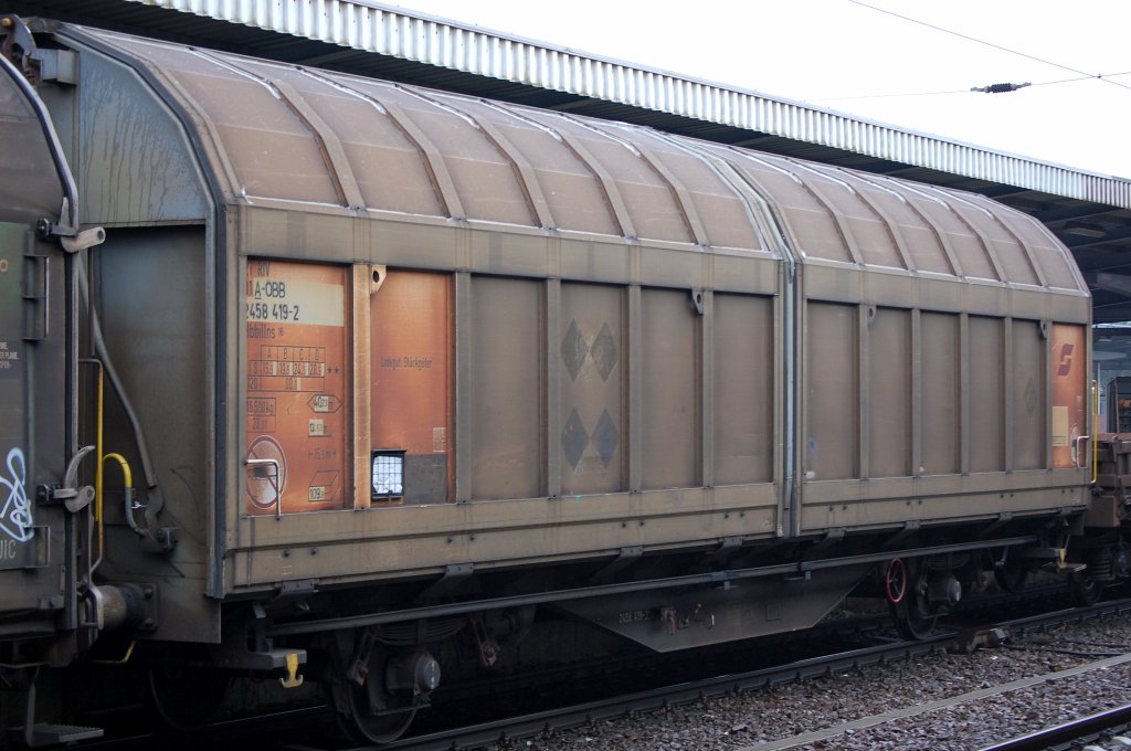 �sterreichischer Schiebewandwagen eingestellt mit der Nr. 21 RIV 81 A-�BB 2458 419-2 Hbbillns 16 Ladegut: St�ckg�ter, 29.11.08 Bhf. Flughafen Berlin-Sch�nefeld.