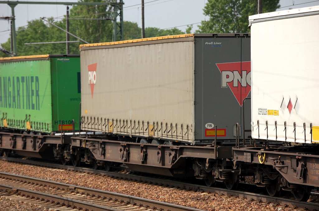 �sterreichischer Taschenwagen eingestellt mit der Nr. 31 RIV 81 A-�BB 458 7 190-7 Sdgmnss, 18.05.11 Bhf. Flughafen Berlin-Sch�nefed.
