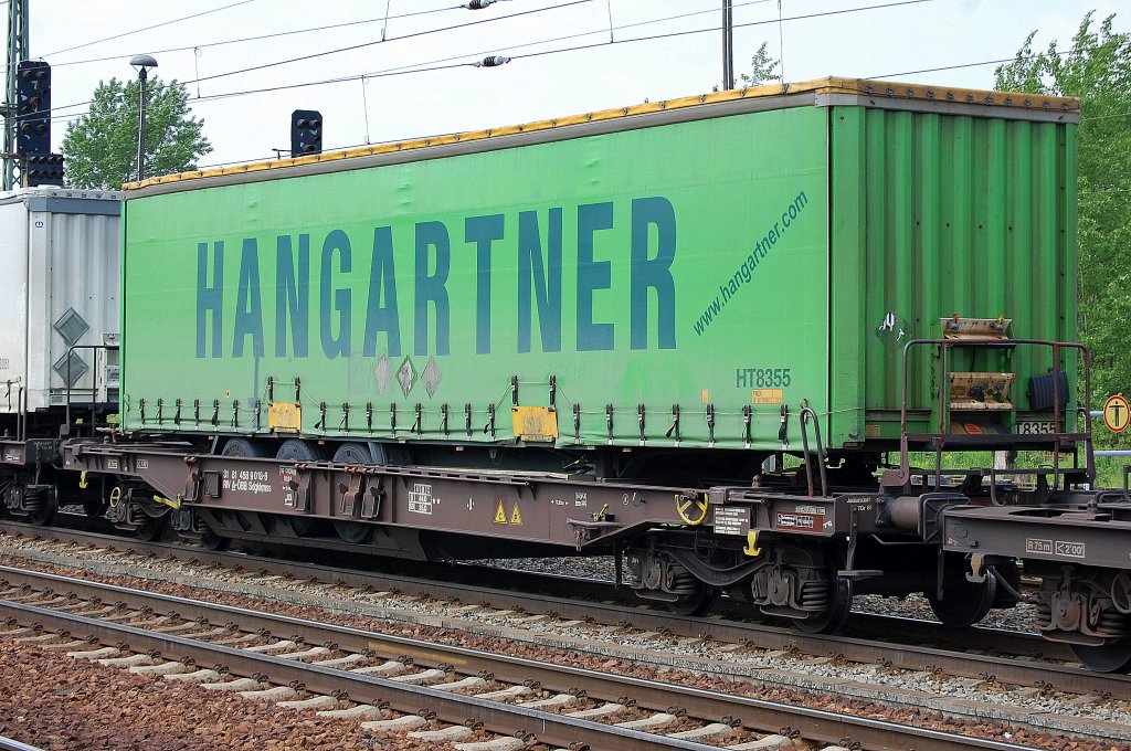 �sterreichischer Taschenwagen eingestellt mit der Nr. 31 RIV 81 A-�BB 458 9 018-8 Sdgkkmss, 18.05.11 Bhf. Flughafen berlin-Sch�nefeld.