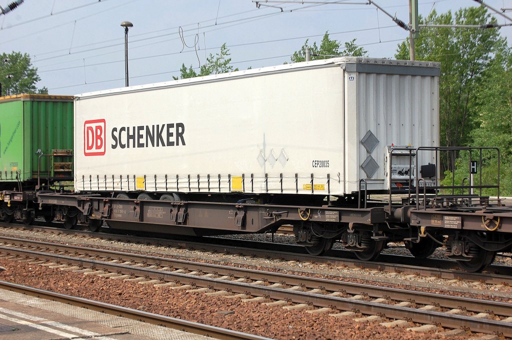 �sterreichischer Taschenwagen eingestellt mit der Nr. 31 RIV 81 A-�BB 458 7 260-8 Sdgmnss am 18.05.11 Bhf. Flughafen Berlin-Sch�nefeld.
