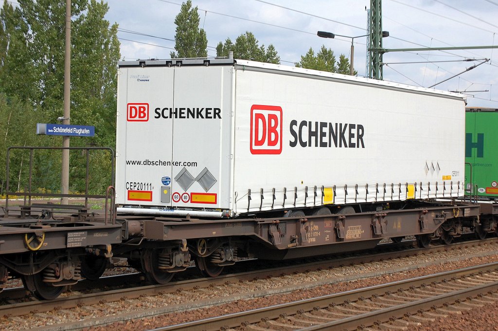 �sterreichischer Taschwagen eingestellt mit der Nr. 31 RIV 81 A-�BB 458 7 078-4 Sdgmnss beladen mit DB/SCHENKER LKW-Auflieger, 31.08.11 Bhf. Flughafen Berlin-Sch�nefeld.