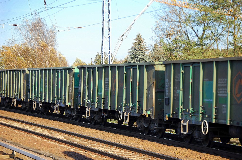 Offene G�terwagen vom Typ Eaos in gr�ner Farbe der polnischen Firma  CARBO  Holding SP.z.o.o. im Einsatz f�r die NBE RAIL POLSKA am 29.10.12 Berlin-Karow.