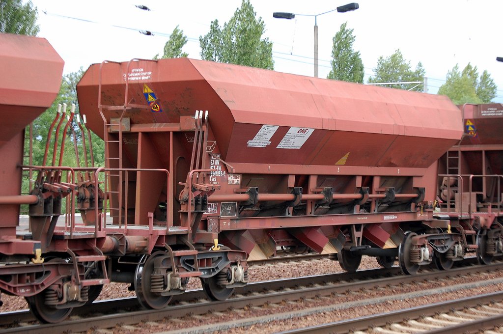 Offene Sch�ttgutwagen vom franz�sischen Wageneinsteller FRANCE WAGONS aus Paris vermietet an die Fa. OHE, im Bild der Wagen mit der Nr. 33 RIV 87 F-FW 6941 893-4 Facs Gare d´atache: CELLE-NORD Transport de: Kies, Split, Korngemische in einem langen Ganzzug gezogen vom red Tiger der OHE 330090 am 02.09.10 Bhf. Flughafen Berlin-Sch�nefeld.