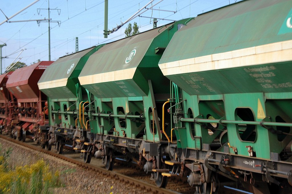 Offene Sch�ttgutwagen mit Schwerkraftentladung vom Typ Fcs der ITL eingestellt mit den Nr´m 27 RIV 80 D-ITL 645? ???-? Fcs, 31.08.11 Bhf. Flughafen Berlin-Sch�nefeld.