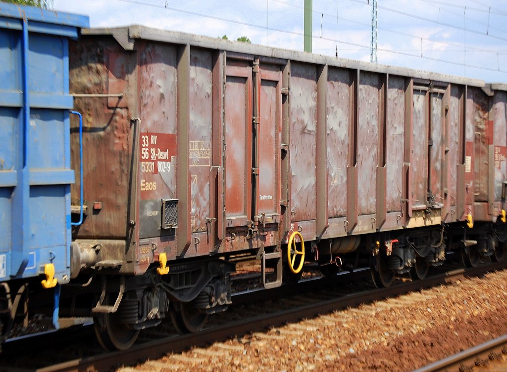 Offener G�terwagen aus der Slowakei 33 RIV 56 SK-Rexwl 5331 002-9 Eaos, 22.05.09 Bhf. Flughafen Berlin-Sch�nefeld.