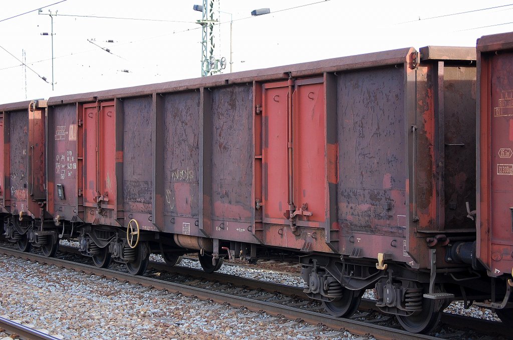 Offener G�terwagen der DB eingestellt mit der Nr. 31 RIV 80 D-DB 5420 056-9 vom Typ Eas 073, 29.10.10 Bhf. Berlin-Sch�nefeld Flughafen.