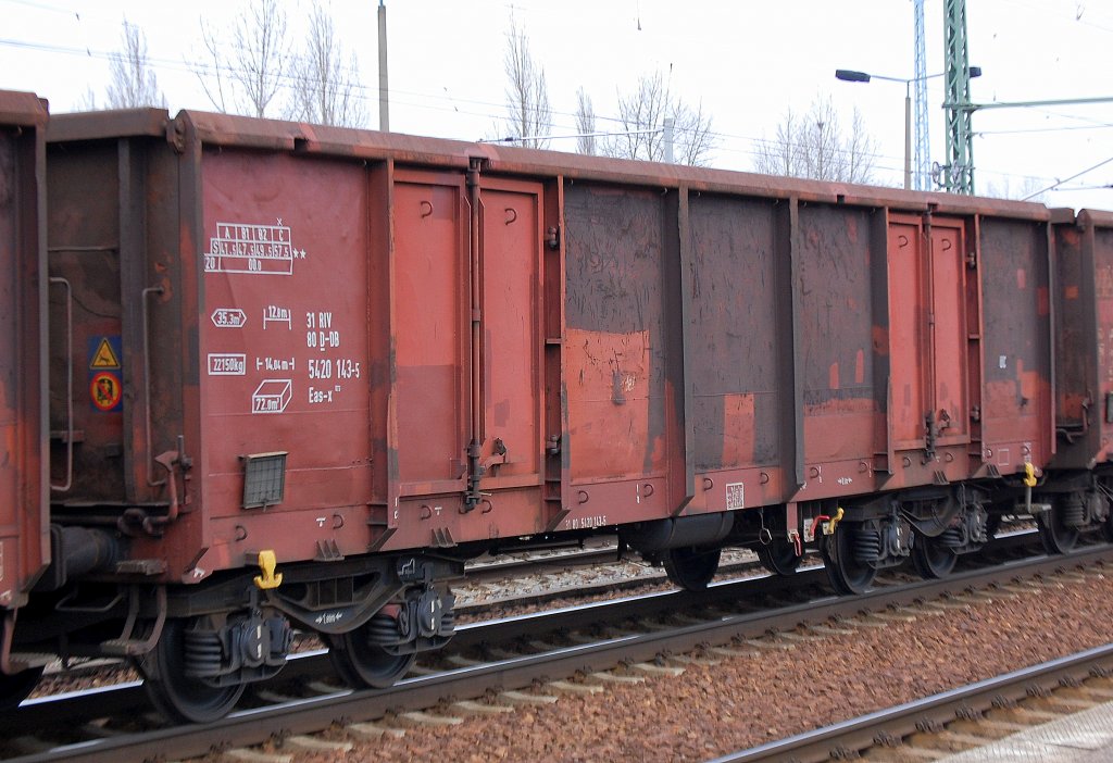 Offener G�terwagen der DB eingestellt mit der Nr. 31 RIV 80 D-DB 5420 143-5 Eas-x 073 mit Braunkohle bef�llt, 16.02.11 Bhf. Flughafen Berlin-Sch�nefeld.