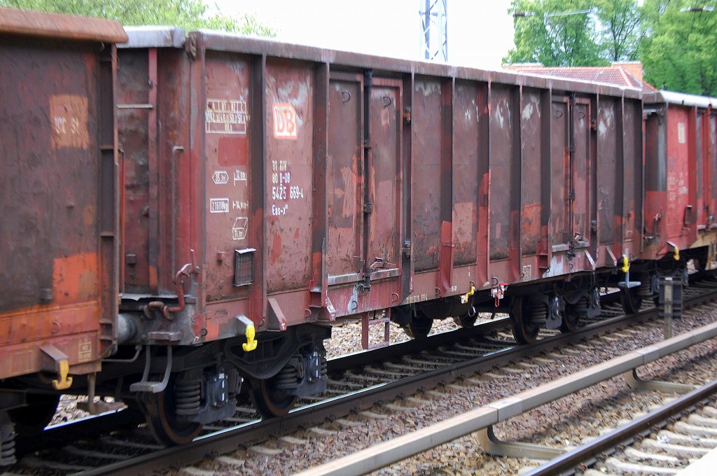 Offener G�terwagen der DB eingestellt mit der Nr. 31 RIV 80 D-DB 5425 669-4 Eas-x 061, 16.05.11 Berlin-Karow.