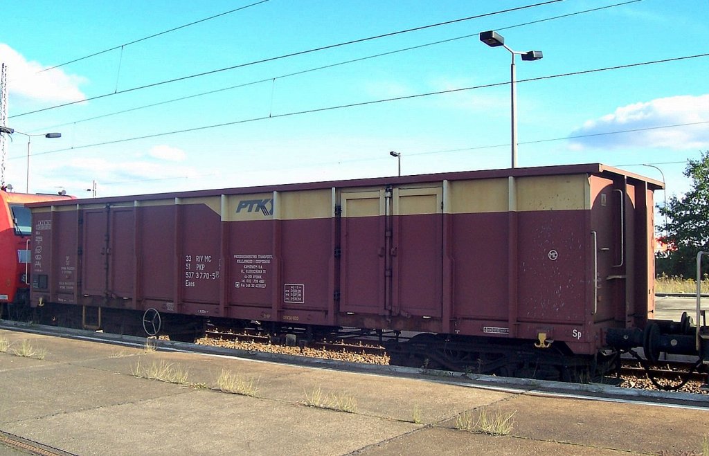 Offener G�terwagen der Fa. PTK eingestellt in Polen mit der Nr. 33 RIV MC 51 PKP 537 3 770-5 Eaos, Sommer 2008 Bhf. Flughafen Berlin-Sch�nefeld.