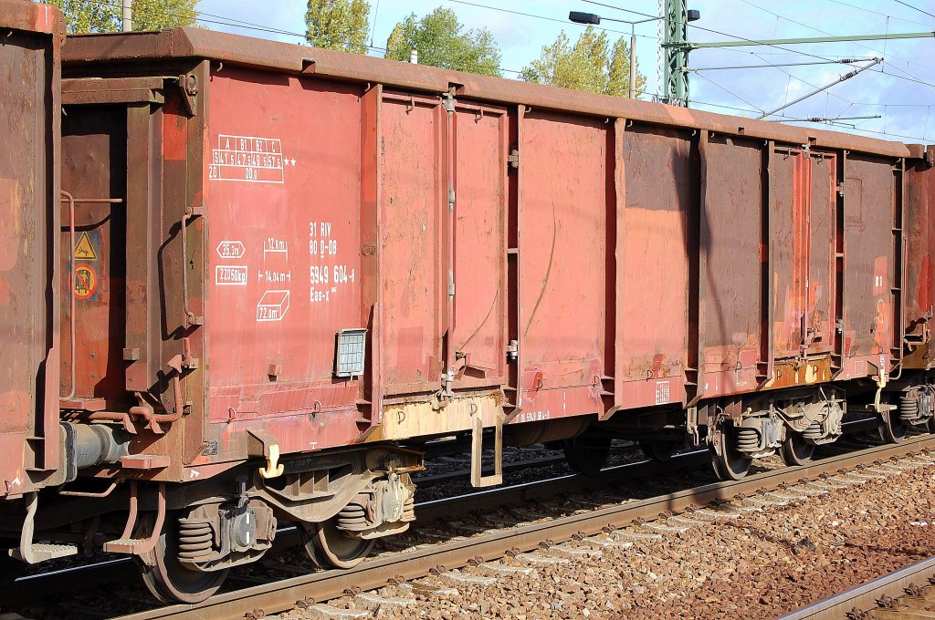 Offener G�terwagen mit vier Rads�tzen der DB eingestellt mit der Nr. 31 RIV 80 D-DB 5949 604-8 Eas-x 066, 08.10.12 Bhf. Flughafen Berlin-Sch�nefeld.