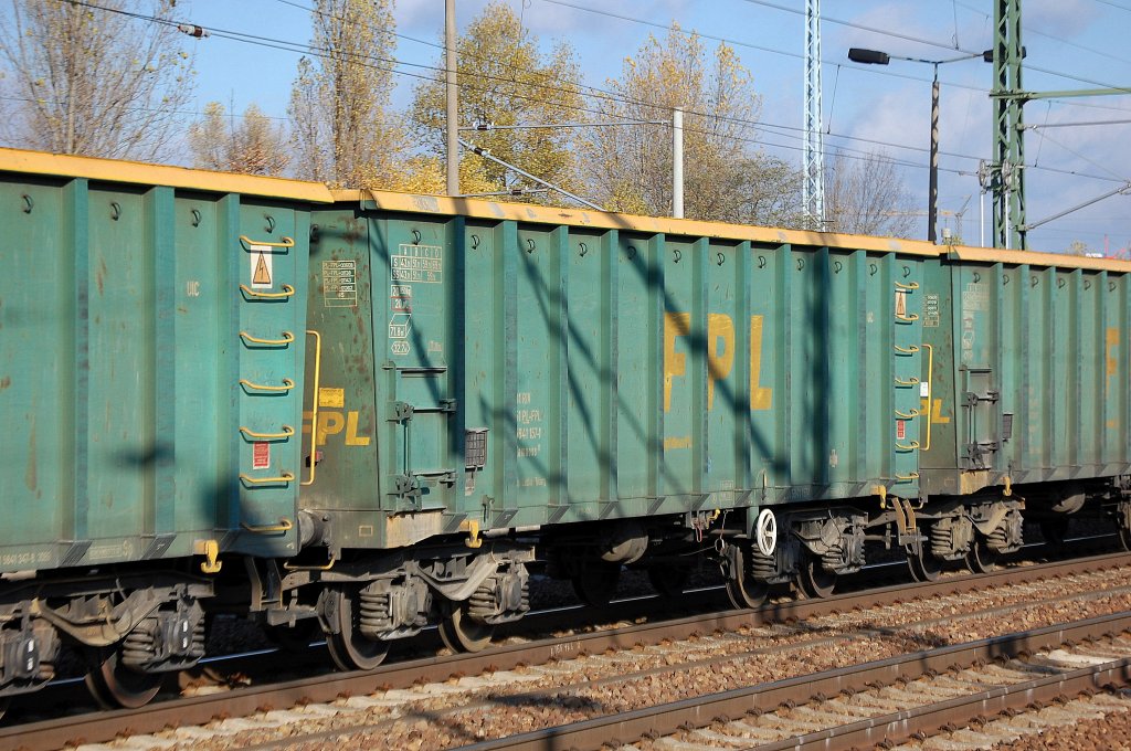Offener G�terwagen mit vier Rads�tzen der polnischen FPL eingestellt mit der Nr. 31 RIV 51 PL-FPL 5841 157-1 Eamnos 11, 06.11.12 Bhf. Flughafen Berlin-Sch�nefeld.