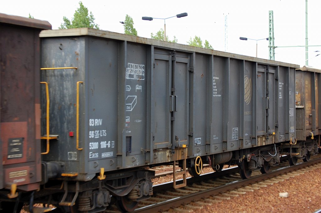 Offener G�terwagen mit vier Rads�tzen in grau mit CTL Logistics Logo eingestellt in der Slowakei mit der Nr. 83 RIV 56 SK-LTS 5310 186-6 Eaos, Ganzzug am 05.08.10 Bhf. Flughafen Berlin-Sch�nefeld.  