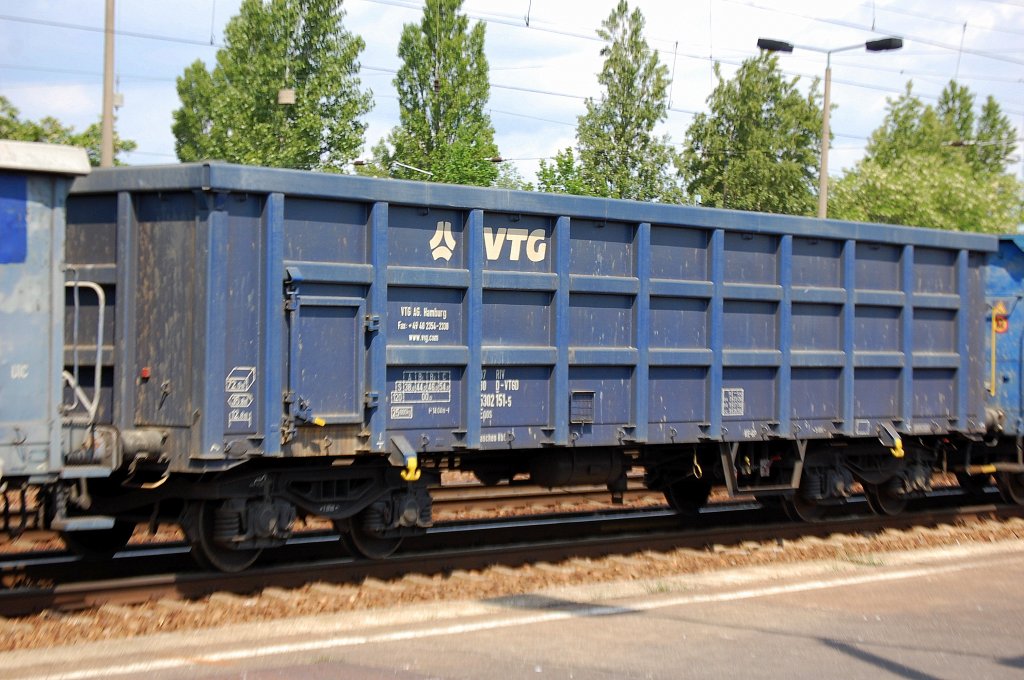 Offener G�terwagen mit vier Rads�tzen der VTG in Hamburg, eingestellt mit der Nr. 37 RIV 80 D-VTGD 5302 151-5 Eaos, Maschen Rbf., 22.05.09 Bhf. Flughafen Berlin-Sch�nefeld.