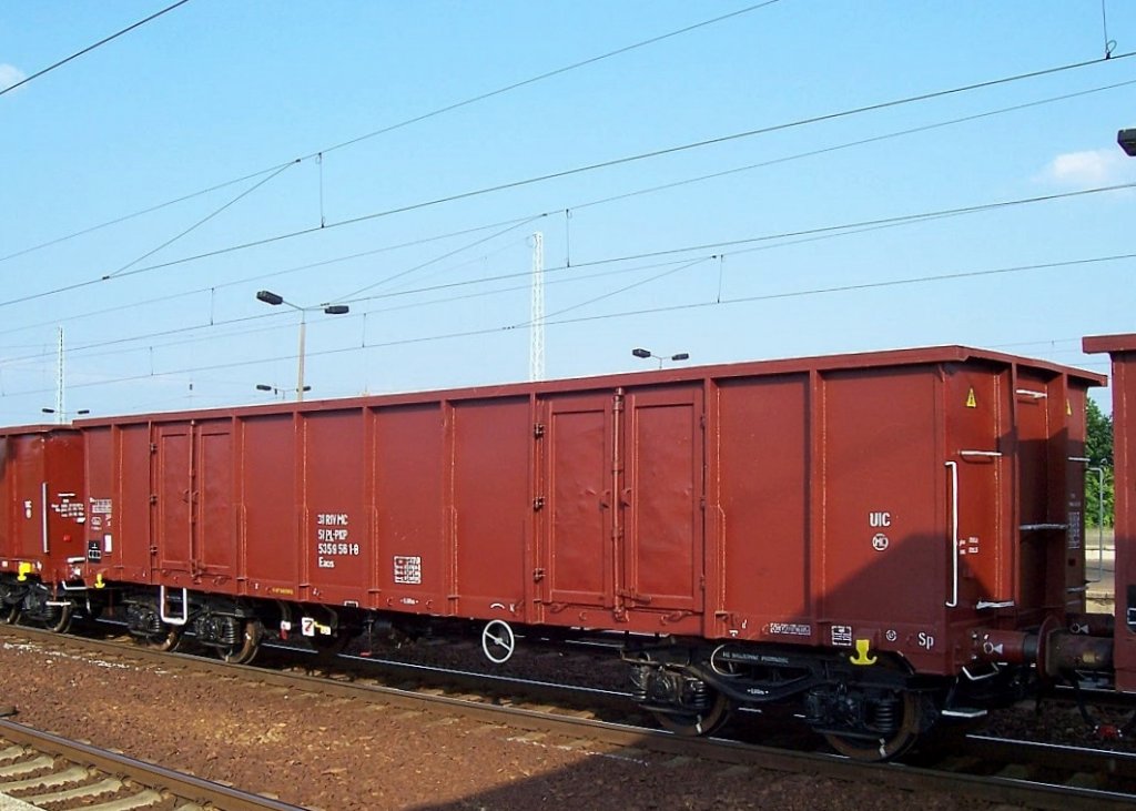 Offener G�terwagen mit vier Rads�tzen in Polen eingestellt mit der Nr. 31 RIV MC 51 PL-PKP 5359 561-8 Eaos, Sommer 2008 Bhf. Flughafen Berlin-Sch�nefeld.