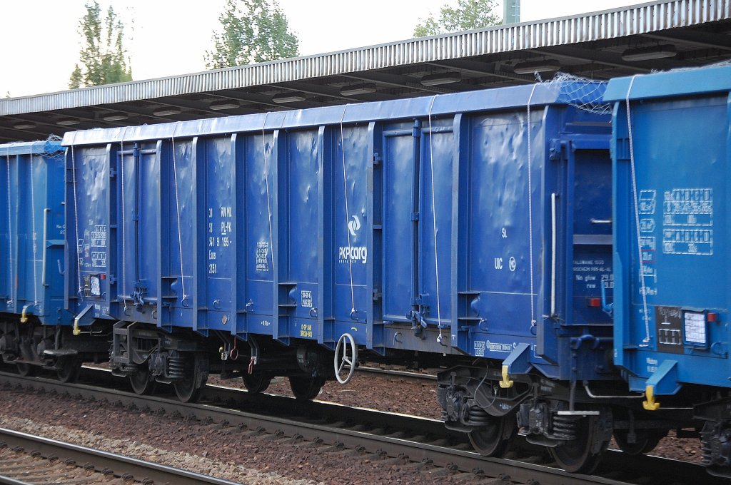 Offener G�terwagen der polnischen PKP Cargo eingestellt mit der Nr. 31 RIV MC 51 PL-PKPC 537 6 721-7 Eanos 2151, 03.09.10 Bhf. Flughafen Berlin-Sch�nefeld.