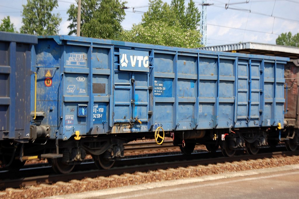 Offener G�terwager der VTG Hamburg eingestellt mit der Nr. 33 RIV 80 D-VTGD 5342 538-9 Eaos Heimatbahnhof: Bf. Maschen Rbf., 22.05.09 Bhf. Flughafen Berlin-Sch�nefeld.