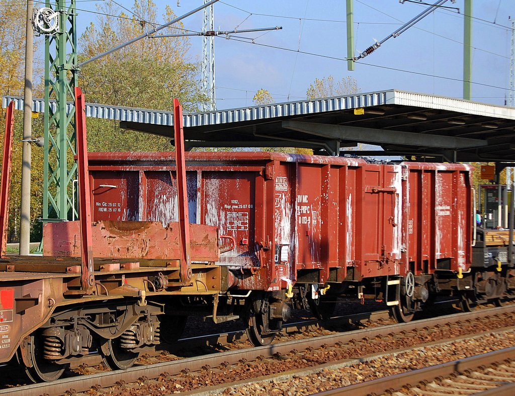 Offener polnischer G�terwagen mit zwei Rads�tzen der PKP Cargo, Nr. nicht erkennbar wegen Farbverschmierung, 31.10.09 Bhf. Flughafen Berlin-Sch�nefeld.