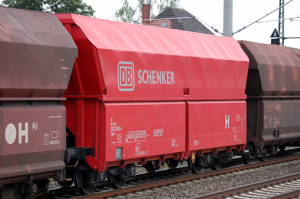 Offener Sch�ttguttwagen vom Typ Falns 121 der DB/SCHENKER, mit schlagartiger Schwerkraftentladung, hydraulischem Klappenverschlusssystem und 4 Rads�tzen, Ganzzugverband gezogen von Doppeltraktion 151�r am 11.08.10 Berlin-Blankenburg. Eingestellt mit der Nr. 81 80 D-DB 6633 065-0  