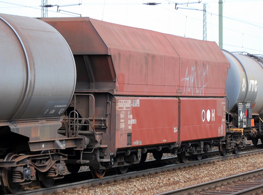 Offener Sch�ttgutwagen der DB eingestellt mit der Nr. 81 80 D-DB 6645 701-6 Falns 212, 27.04.11 Bhf. Flughafen Berlin-Sch�nefeld.
