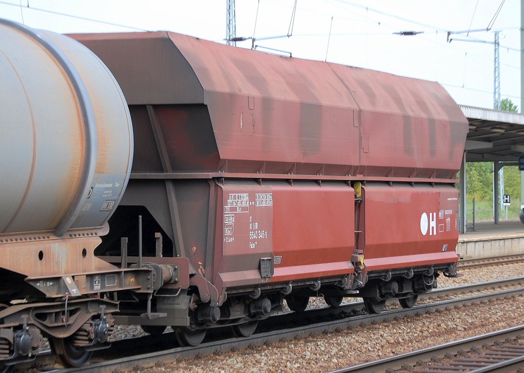 Offener Sch�ttgutwagen der DB eingestellt mit der Nr. 81 80 D-DB 6640 346-5 Falns 183, 27.04.11 Bhf. Flughafen Berlin-Sch�nefeld.
