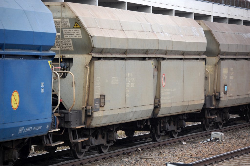 Offener Sch�ttgutwagen in grau aus Polen eingestellt mit der Nr. 31 RIV MC 51 PL-PKPC 665 5 389-3 Fals 2151, 14.03.10 Berlin-Landsberger Allee.