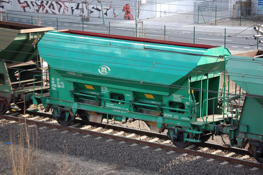 Offener Sch�ttgutwagen mit Kiesbef�llung der ITL eingestellt in der Slowakei mit der Nr. 23 RIV 56 SK-ITL 0732 590-1(P) Tds, 23.03.10 Berlin-Westhafen.