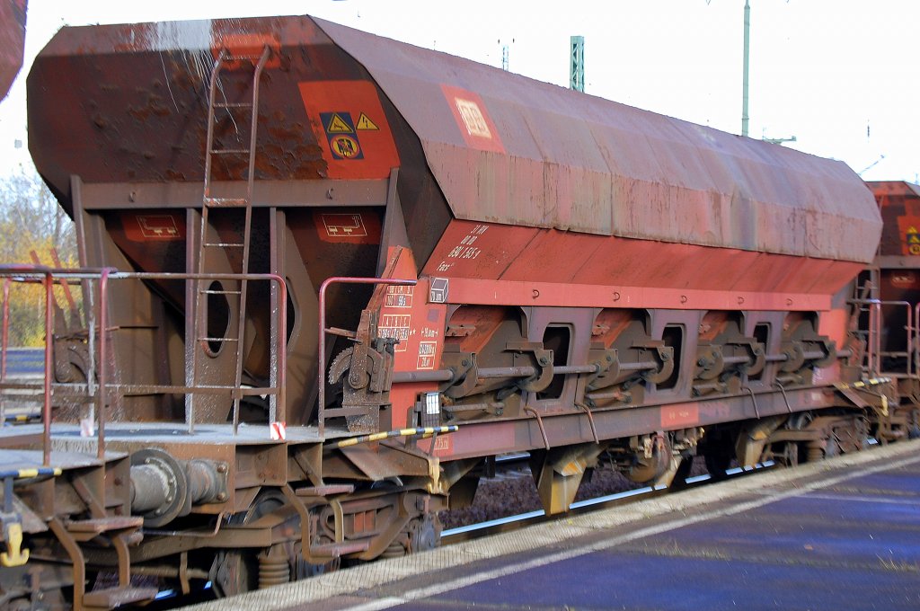 Offener Sch�ttgutwagen mit vier Rads�tzen der DB eingestellt mit der Nr. 31 RIV 80 DB 694 1 545-9 Facs 124 am 14.11.09 Bhf. Flughafen Berlin-Sch�nefeld.