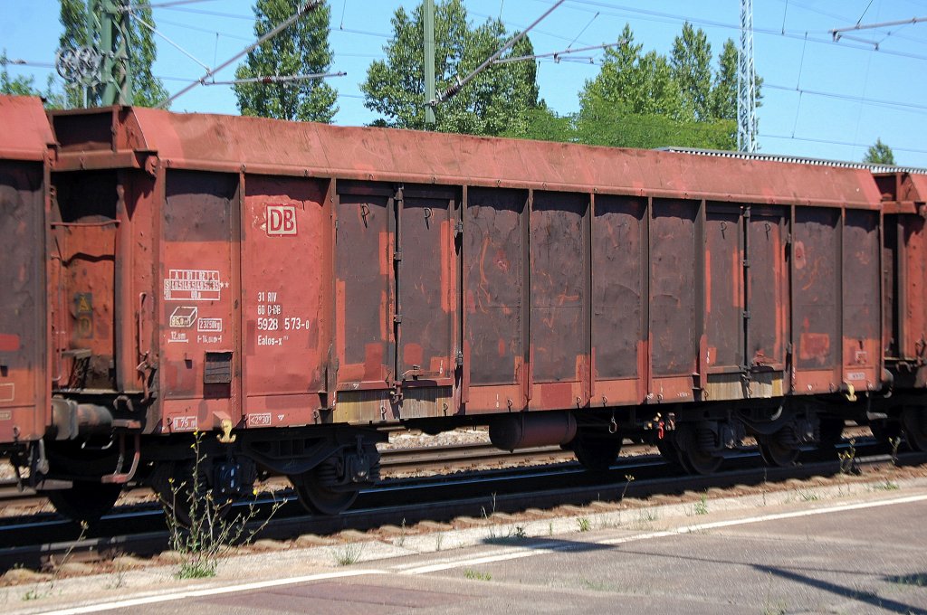 Offener vierrachsiger G�terwagen der DB eingestellt mit der Nr. 31 RIV 80 D-DB 5928 573-0 Ealos-x 053 am 28.06.11 Bhf. Flughafen Berlin-Sch�nefeld.