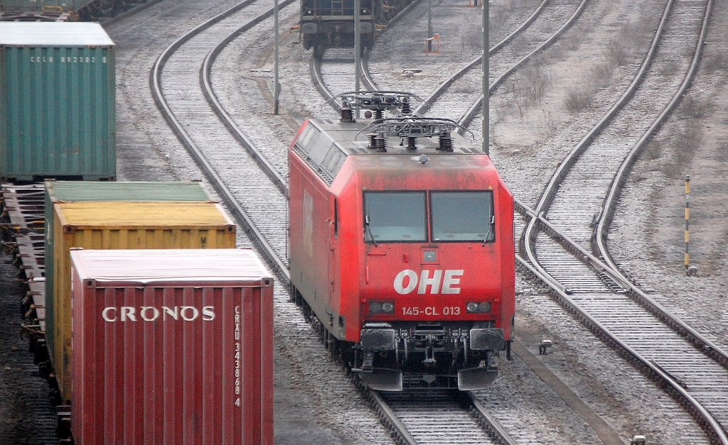 OHE 145-CL 013 (91 806145 091-5 D-OHE) pausiert auf den Rangiergleisen des Berliner Westhafens, sie hat einen Containerzug gebracht und wartet auf den R�cktransport, 31.01.11 