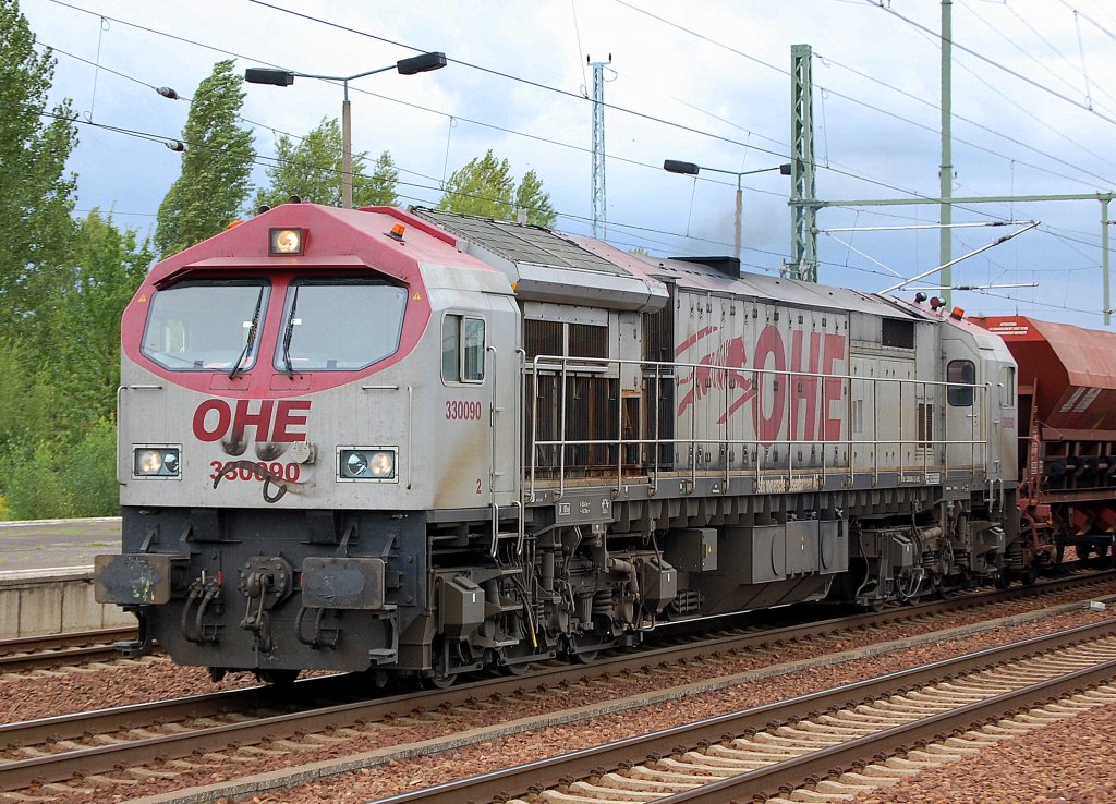 OHE 330090 (92 80 1250 008-0 D-OHE) mit einem sehr langen G�terzug offener Sch�ttgutwagen, die die OHE aus Frankreich geleast hat am 02.09.10 Bhf Flughafen Berlin-Sch�nefeld. 