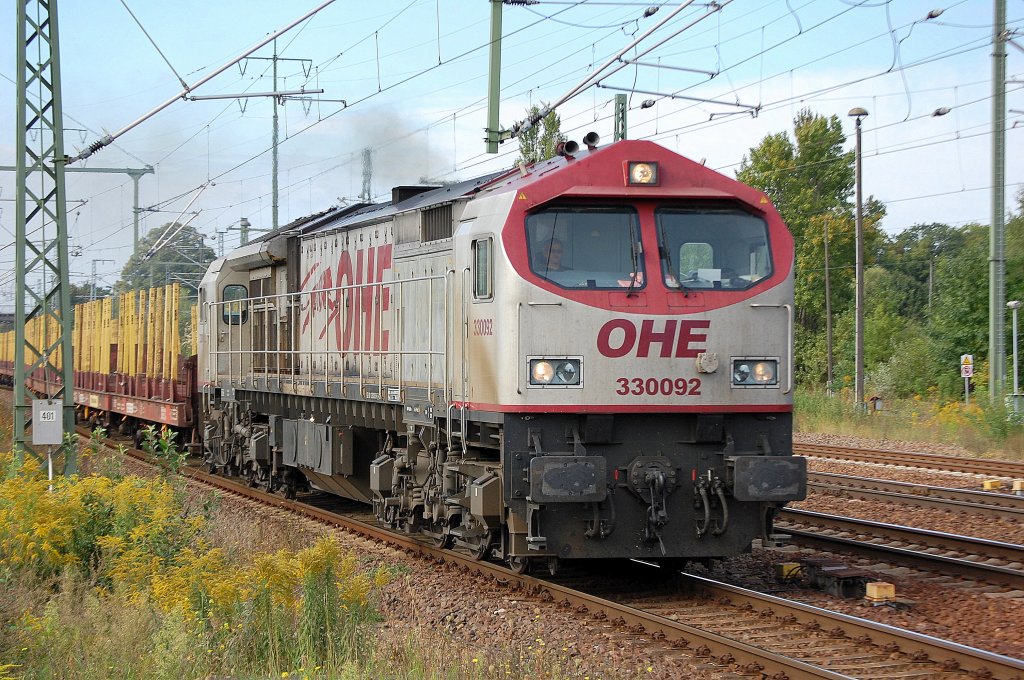 OHE RED Tiger 330092 (92 80 1250 005.-6 D-OHE) mit Leerzug Rungenwagen am 31.08.11 Bhf. Flughafen Berlin-Sch�nefeld.