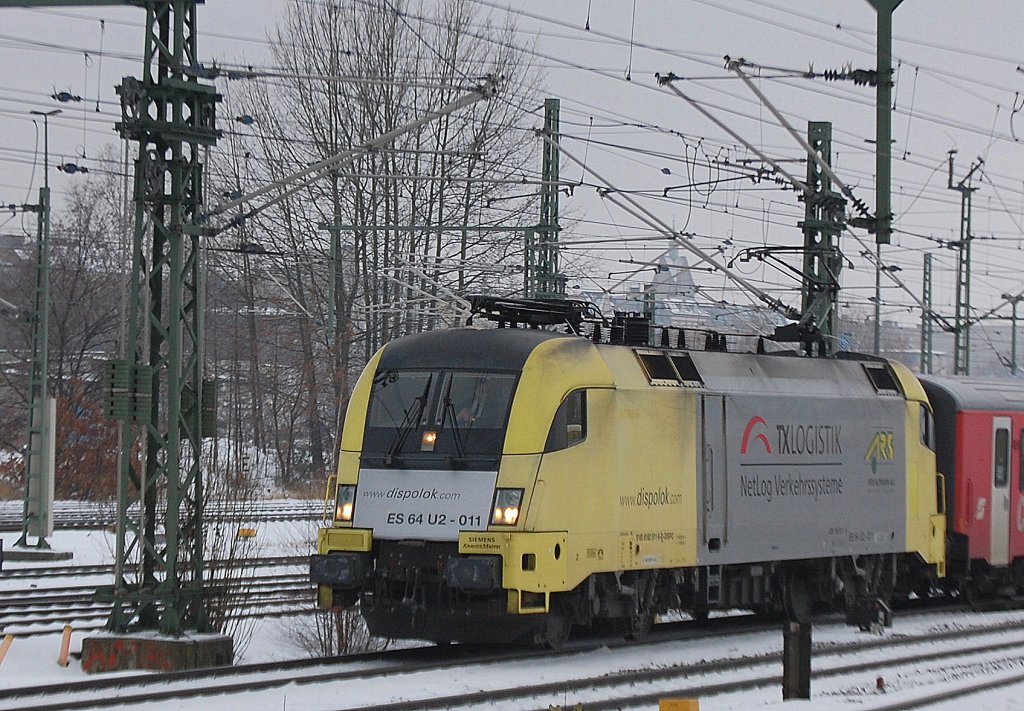 Ohne die zugelassenen STADLER ODEG KISS-Triebz�ge muss nun die ODEG nach dem Fahrplanwechsel am 09.12.12 die von der DB Regio �bernommenen Regionallinien anderwetig mit Zugmaterial bedienen, ein Augenschmaus f�r Fotofans. Es ist gleich eine ganze Flotte unterschiedlicher TAURUS Loks (MRCE/EGP/MWB/HUPAC/TXL)mit angemieten Personenwagen (ODEG City-Shuttle)im Einsatz. Hier f�hrt ES 64 U2-011, MRCE Dispolok (sonst f�r TXL t�tig) als RE4 aus Rathenow kommend Richtung Berlin Hbf. (tief), 10.12.12 Berlin-Westhafen.   