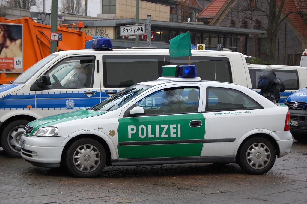 Opel Astra G ein Funstreifenwagen der Berliner Polizei als Demonstrationsf�hrungsfahrzeug im Einsatz mit gr�ner Flagge auf dem Dach, 15.11.08 Berlin-Pankow.