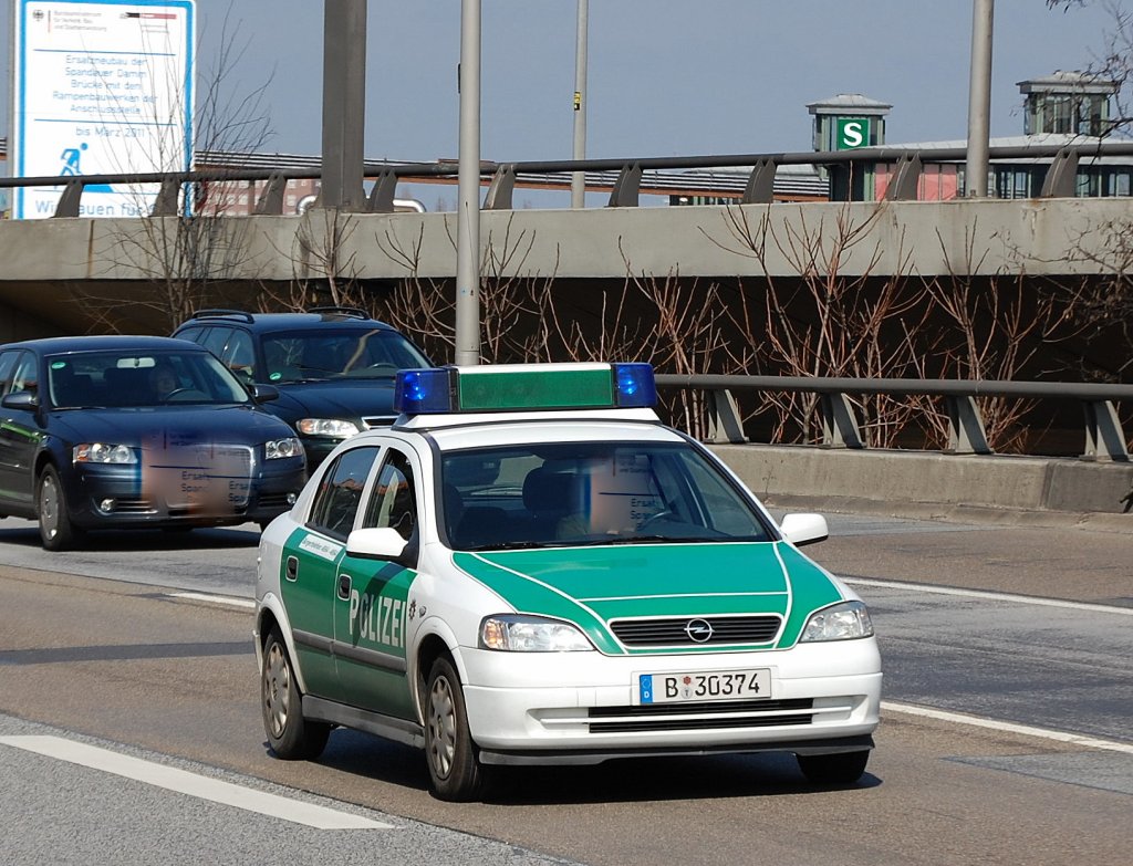 Opel Astra G Streifenwagen der Berliner Polizei, 01.04.09 Berliner Stadtautobahn H�he Spandauer Damm Br�cke. 