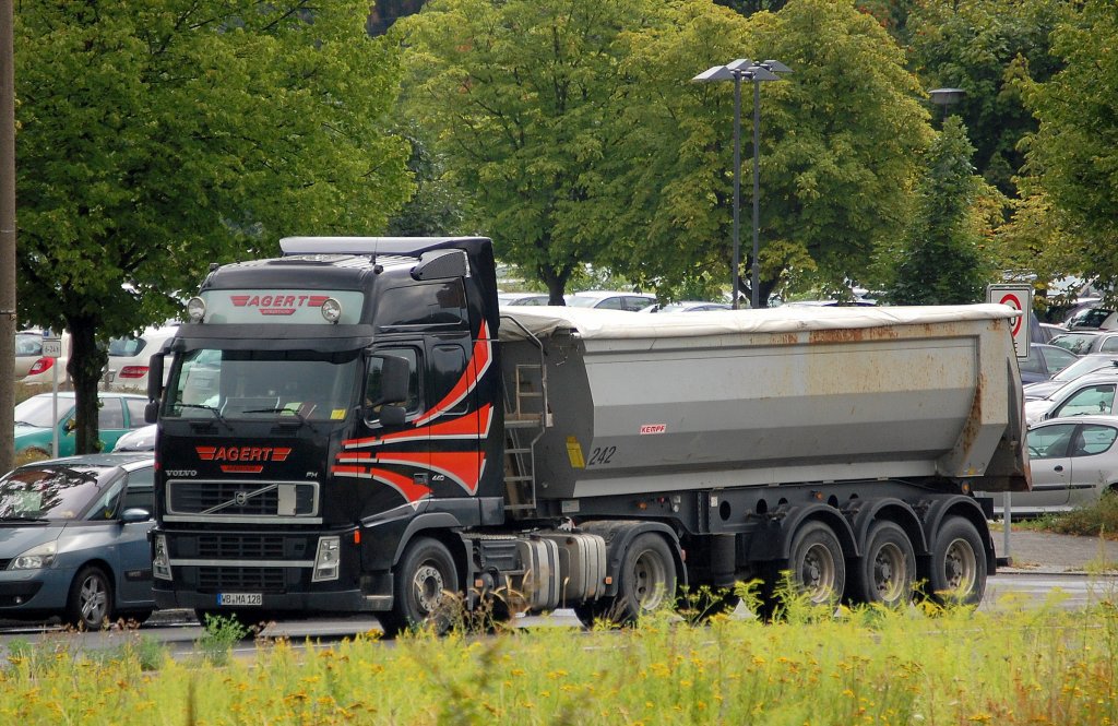 Optisch auff�llige VOVO FH 440 Zugmaschine, ein Sattelkiiper der Sped. AGERT am 08.08.13 Berlin-Springpfuhl. 