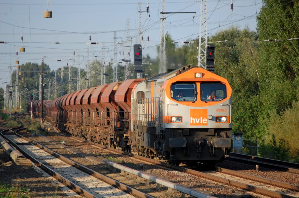 Orange Tiger hvle V330.3 (92 80 1250 011-? D-HVLE, Bombardier Bj. 2004) mit Ganzzug Sch�ttgutwagen aus Luxemburg, 20.08.10 Berlin-Karow.